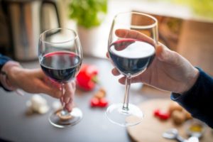 Falten unter den Augen - Alkohol und Rauchen führt zur Bildung von Falten