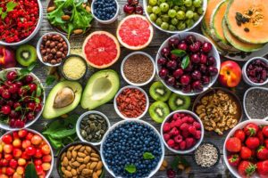 Falten unter den Augen - Ungesunde Ernährung führt zur Bildung von Falten - Titelbild