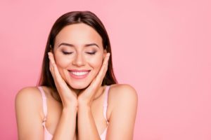 Falten unter den Augen behandeln - Viel Stress führt zur Bildung von Augenfalten