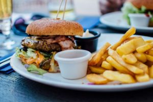 Pflege fuer reife Haut ab 50 - Ungesundes Essen